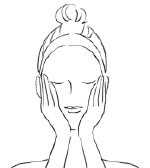 両手で顔全体を包み込み、ゆっくり呼吸しながら、肌をプレスするようによくなじませます。