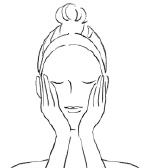 両手で顔全体を包み込み、ゆっくり呼吸しながら、肌をプレスするようによくなじませます。