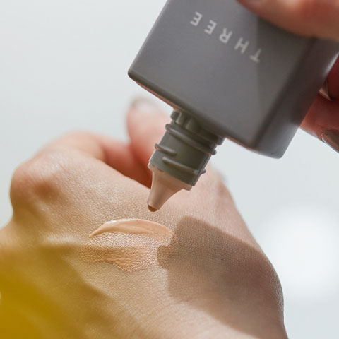 THREE ソーラーティンティドグローフロー