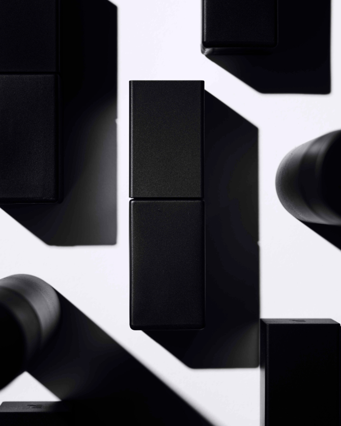 THREE バランシング バリア ブライトニング セラム 黒いビジュアル SP