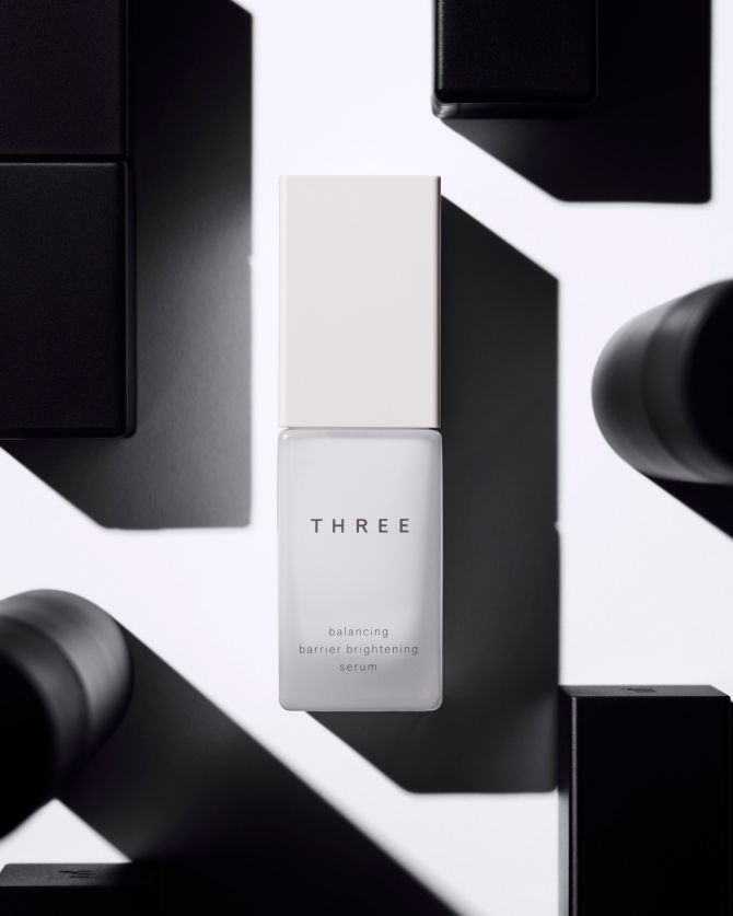 THREE バランシング バリア ブライトニング セラム 白いビジュアル SP