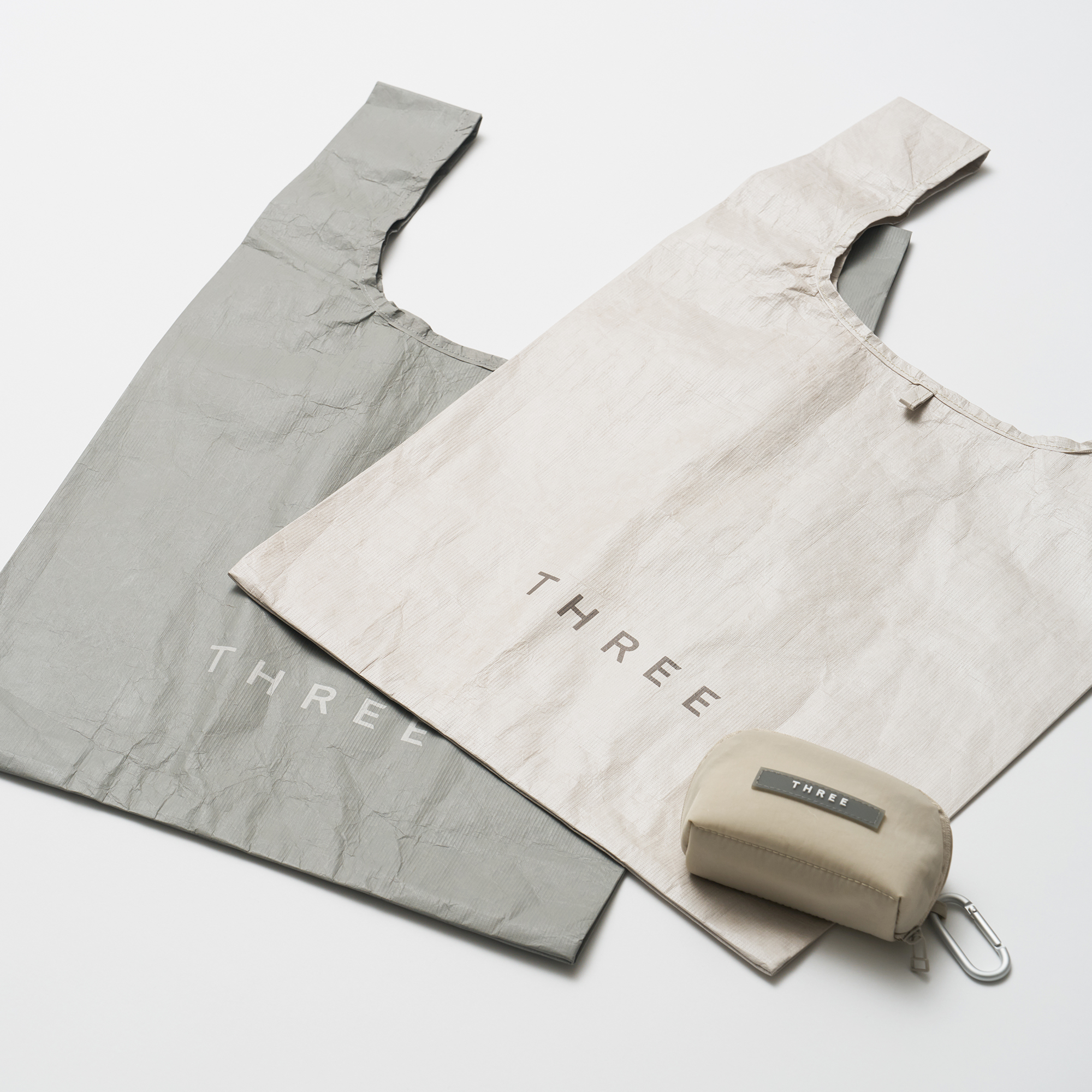 THREE スプリングギフト チャームポーチ&マルシェバッグ バッグを広げた状態